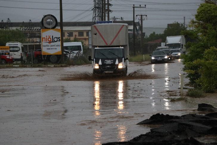 Niğde'de sağanak ulaşımda aksamalara neden oldu G4