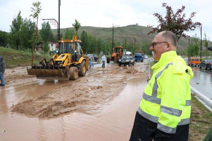 Sivas'ta sağanak, yolda heyelana neden oldu G2