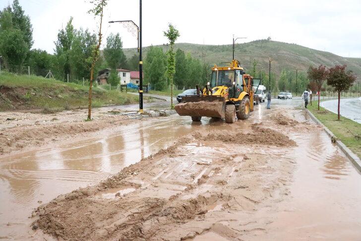 Sivas'ta sağanak, yolda heyelana neden oldu G3