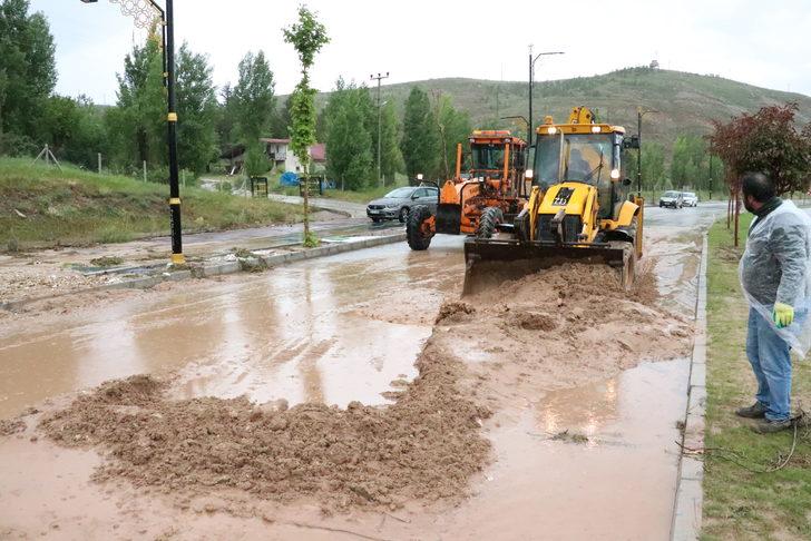 Sivas'ta sağanak, yolda heyelana neden oldu G4