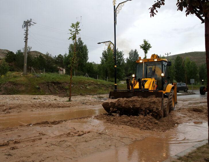 Sivas'ta sağanak, yolda heyelana neden oldu G5