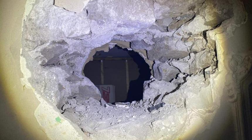 Kuyumcunun yanındaki dükkandan duvarı delip 900 bin liralık altın çaldılar