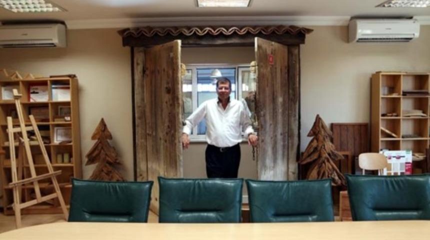 Doğduğu evin kapısını makam odasına taktırdı