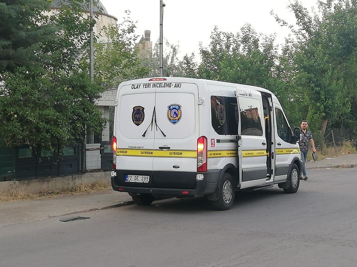 Batman'da silahla oğlunu &ouml;ld&uuml;ren, karısını yaralayan polis intihar etti