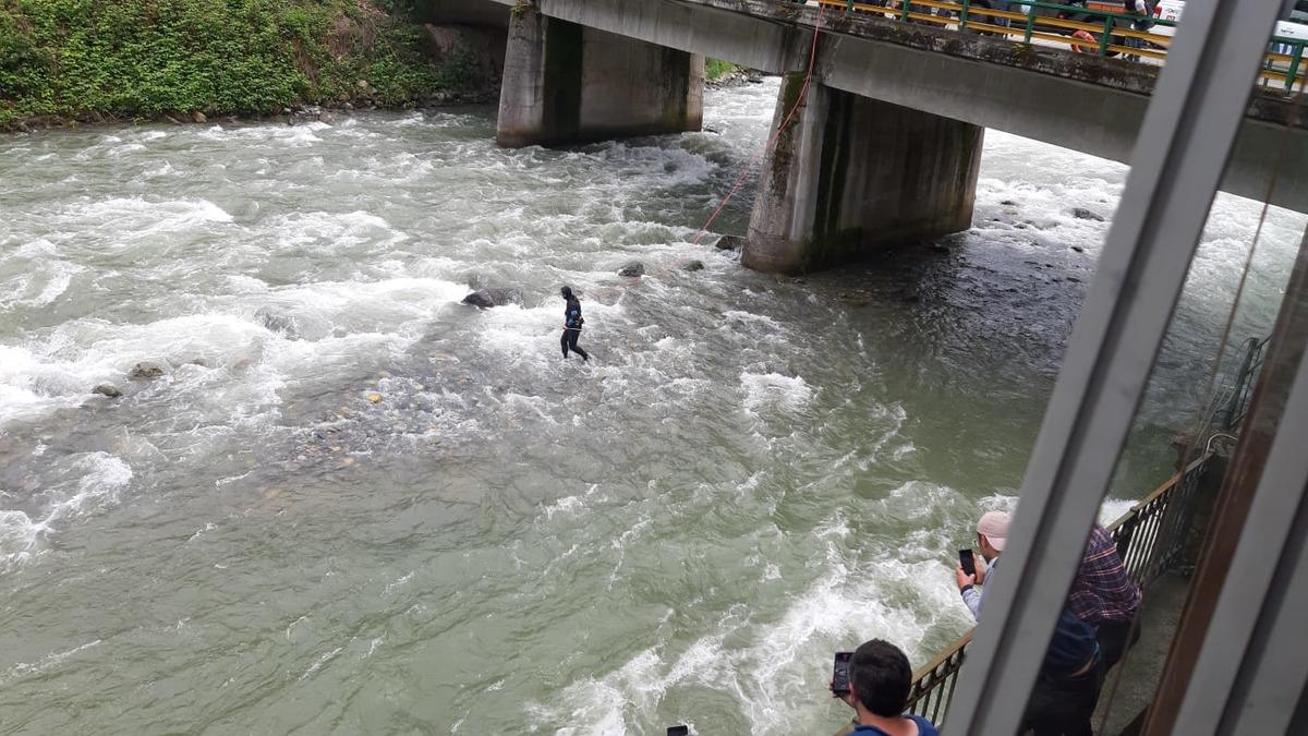 Rize'de fotoğraf &ccedil;ektirirken dereye d&uuml;şen turisti arama &ccedil;alışmaları s&uuml;r&uuml;yor