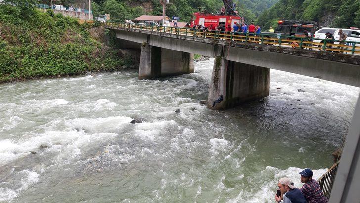Rize'de fotoğraf çektirirken dereye düşen turisti arama çalışmaları sürüyor G2