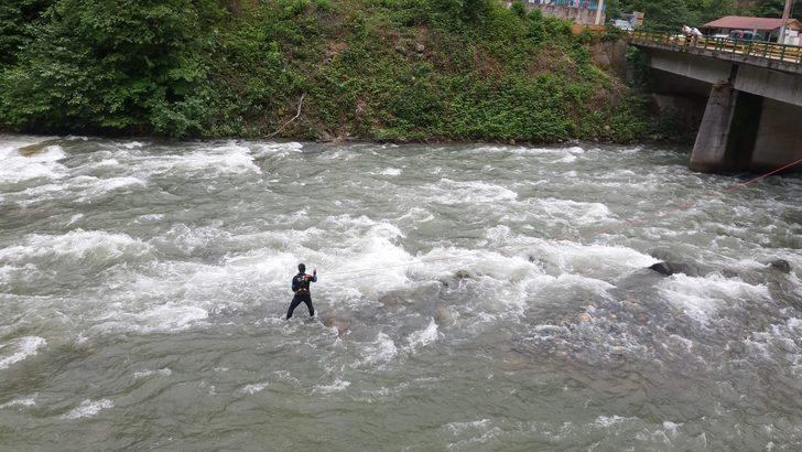 Rize'de fotoğraf çektirirken dereye düşen turisti arama çalışmaları sürüyor G3