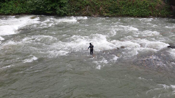 Rize'de fotoğraf çektirirken dereye düşen turisti arama çalışmaları sürüyor G4