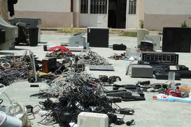 Sakarya'da elektronik atık toplayan öğrencilerden geri dönüşüme katkı G1