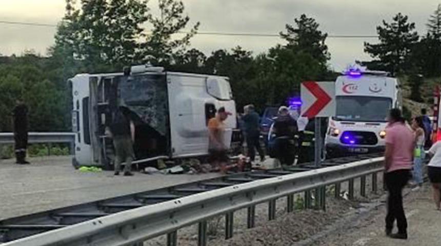 Antalya'da turistleri taşıyan otobüs devrildi! Ölü ve yaralılar var...