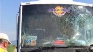 Turist taşıyan midibüs otomobille çarpıştı: 16 yaralı