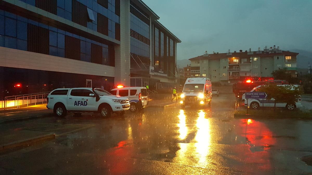 Erzincan AFAD M&uuml;d&uuml;rl&uuml;ğ&uuml; binasına d&uuml;şen yıldırım hasara neden oldu