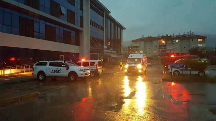 Erzincan AFAD Müdürlüğü binasına düşen yıldırım hasara neden oldu G1