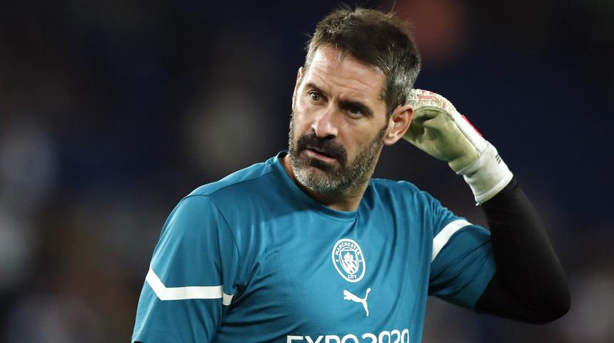 Bir dönem Bursasspor forması giyen Scott Carson, Manchester City ile sözleşmesini 1 yıl uzattı