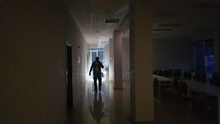 Erzincan AFAD Müdürlüğü binasına düşen yıldırım hasara neden oldu G5