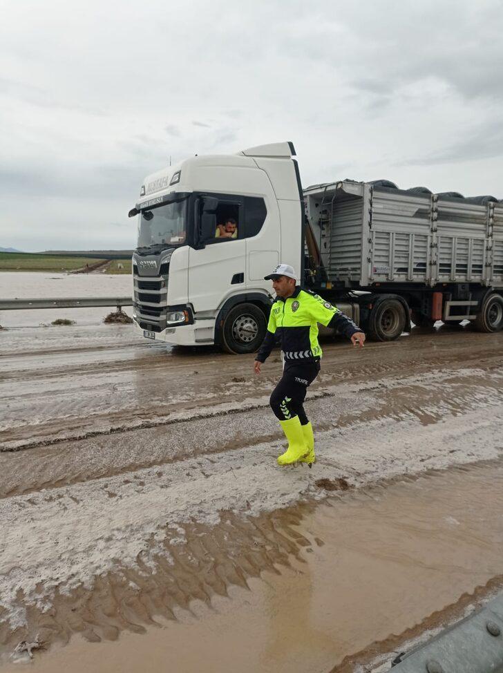 Konya'da aşırı yağışın neden olduğu olumsuzluklara karşı çalışmalar sürüyor G2