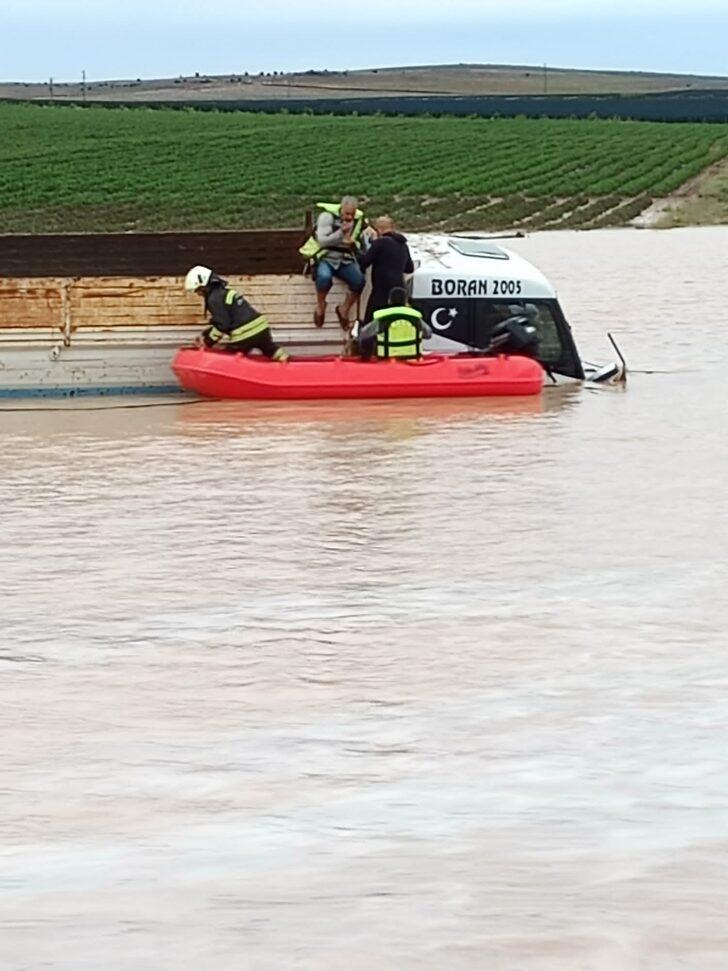 Konya'da aşırı yağışın neden olduğu olumsuzluklara karşı çalışmalar sürüyor G4