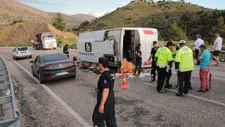 Antalya'da tur midibüsü devrildi, 1 kişi öldü, 19 kişi yaralandı