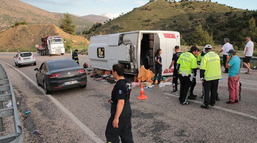Antalya'da tur midibüsü devrildi, 1 kişi öldü, 19 kişi yaralandı