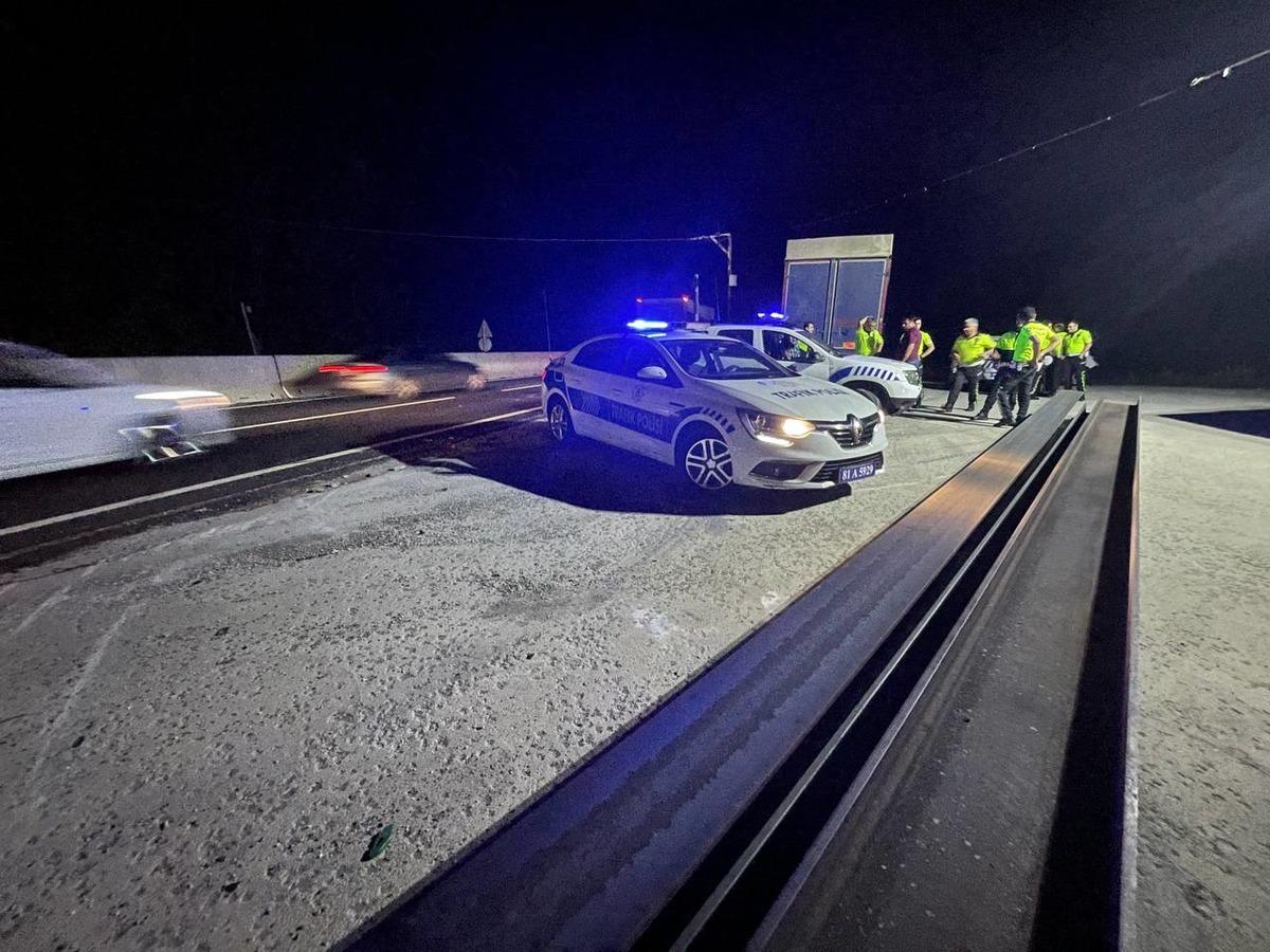 Yola d&uuml;şen demir profil Bolu Dağı'nda ulaşımı aksattı