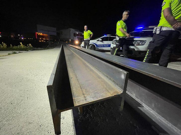 Yola düşen demir profil Bolu Dağı'nda ulaşımı aksattı G2