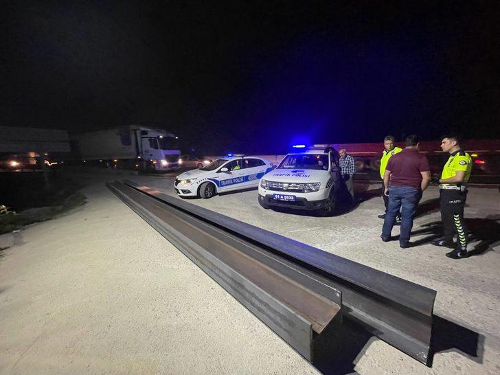 Yola düşen demir profil Bolu Dağı'nda ulaşımı aksattı G4