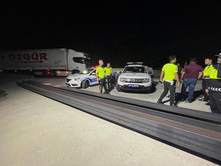 Yola düşen demir profil Bolu Dağı'nda ulaşımı aksattı G5