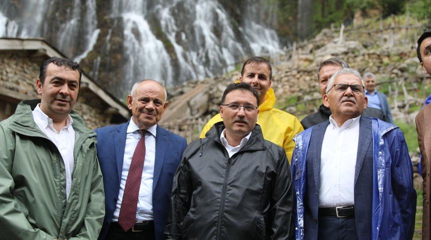 Kayseri Valisi Çiçek, selin yaşandığı Yahyalı ilçesinde incelemelerde bulundu