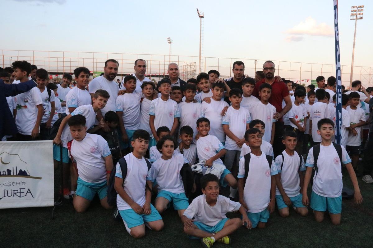 Şanlıurfa'da eski milli futbolcular gen&ccedil; futbolcularla ma&ccedil; yaptı