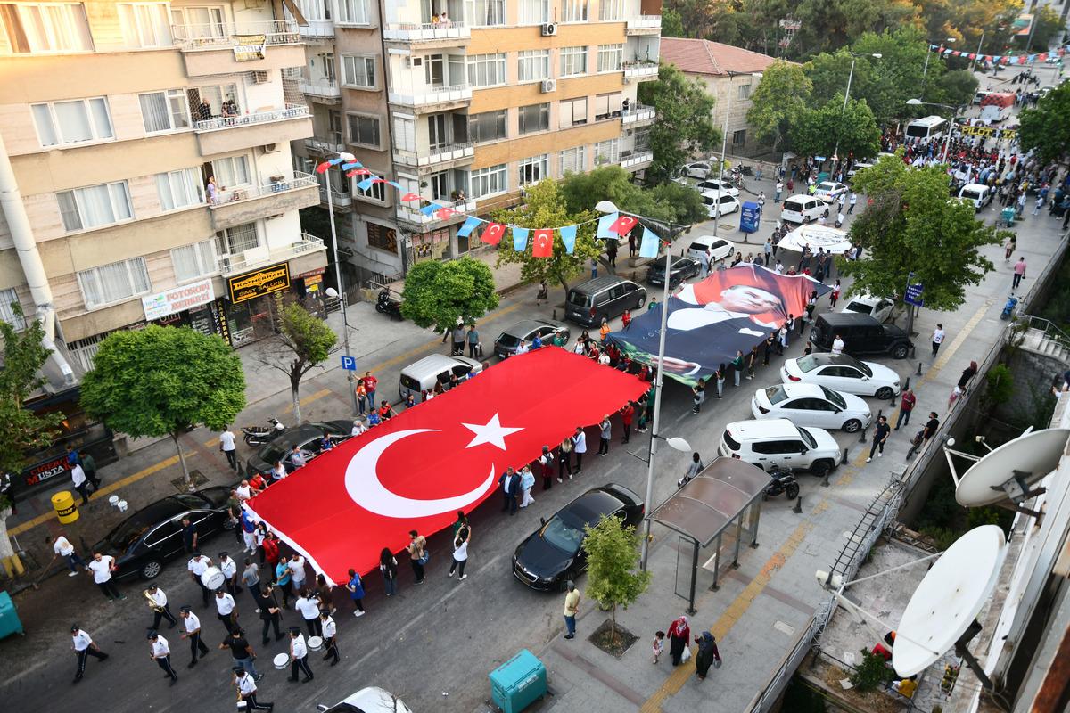 Gaziantep'te şampiyon olan spor kul&uuml;pleri kortej y&uuml;r&uuml;y&uuml;ş&uuml; d&uuml;zenledi