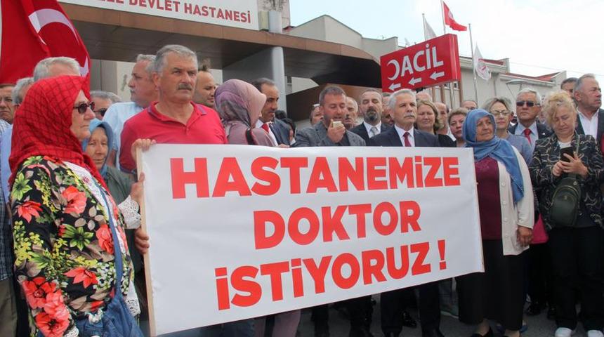 İlçe halkı isyan edip pankart açtı: "Hastanemiz yeni, modern ama doktor yok"