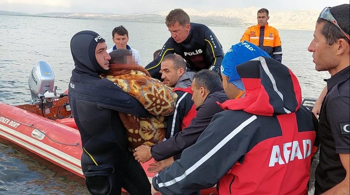 Van'da şişme botla g&ouml;le a&ccedil;ılan kişi donmak &uuml;zereyken kurtarıldı