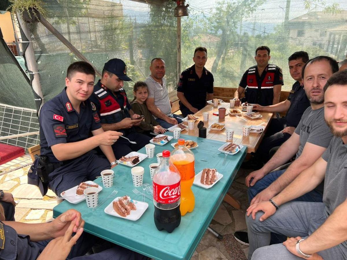 Sakarya'da kavga ihbarına giden jandarmaya pastalı s&uuml;rpriz