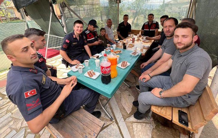 Sakarya'da kavga ihbarına giden jandarmaya pastalı sürpriz G2