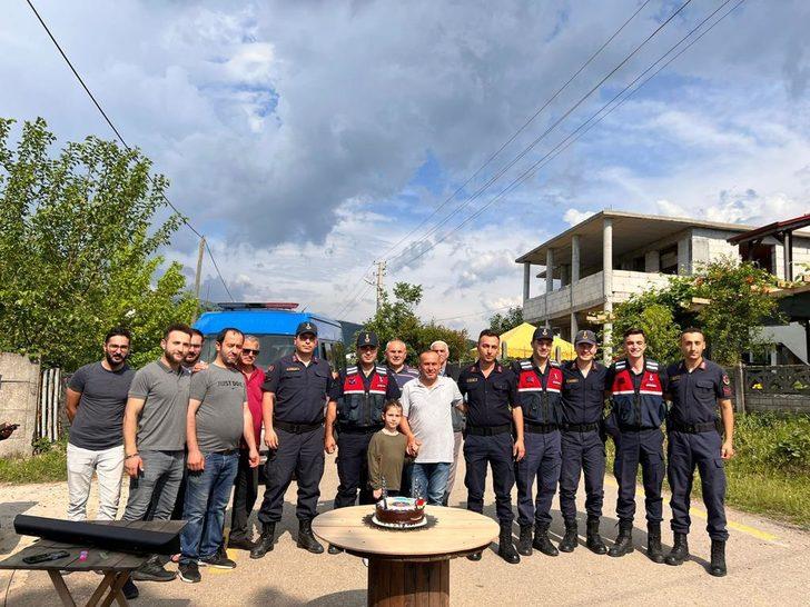 Sakarya'da kavga ihbarına giden jandarmaya pastalı sürpriz G3