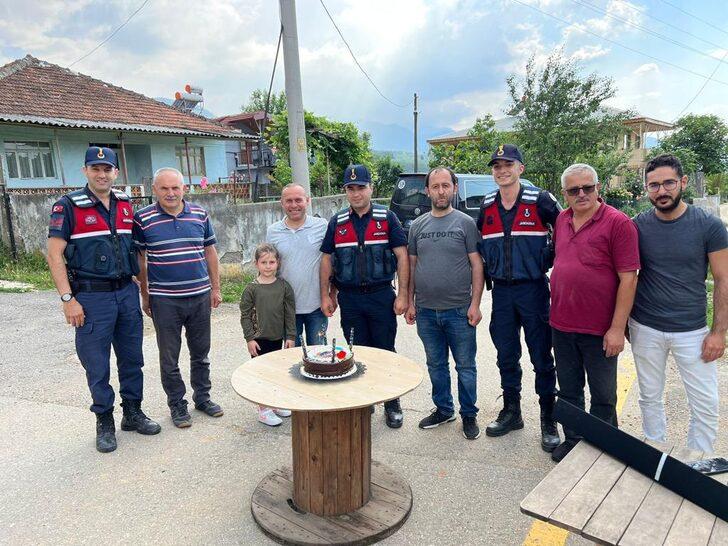 Sakarya'da kavga ihbarına giden jandarmaya pastalı sürpriz G5