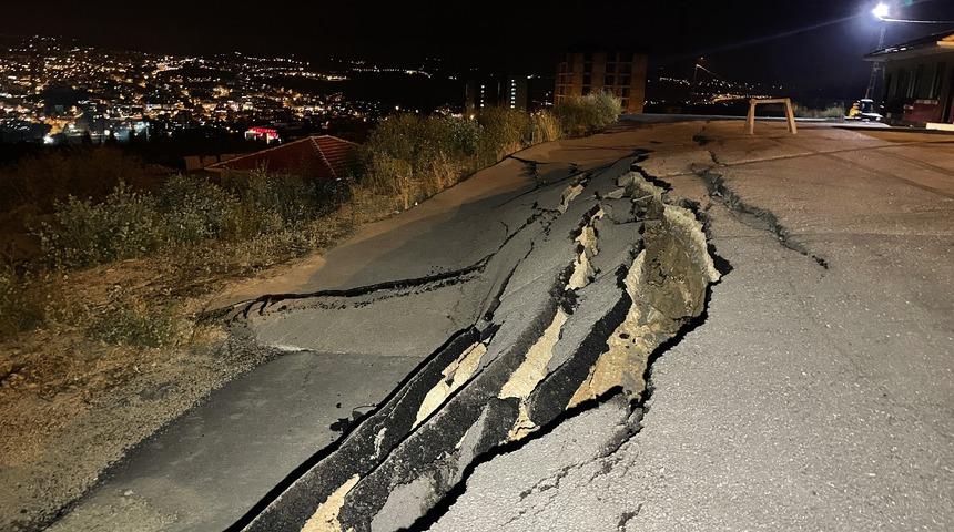 Karabük'te bir otoparkta toprak kayması meydana geldi