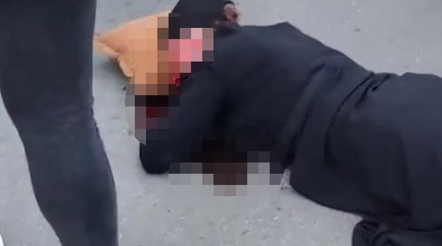 Küçükçekmece'de dolmuş, anne ile çocuğuna çarptı! Kanlar içinde kaldı