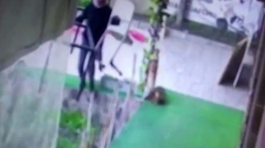 Esenyurt'ta "pes" dedirten hırsızlık: İş yeri sahibi şaşkına döndü! Kadın kılığına girip...