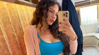 Güzel oyuncu Demet Özdemir derin bacak dekoltesiyle olay yarattı! Efsane olmuşsun...