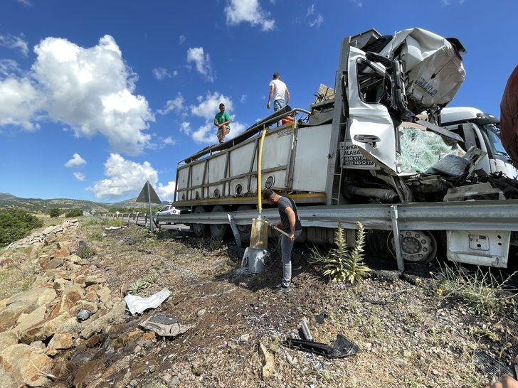 Bingöl'de 2 kamyonun çarpıştığı kazada 1 kişi öldü, 1 kişi yaralandı G1