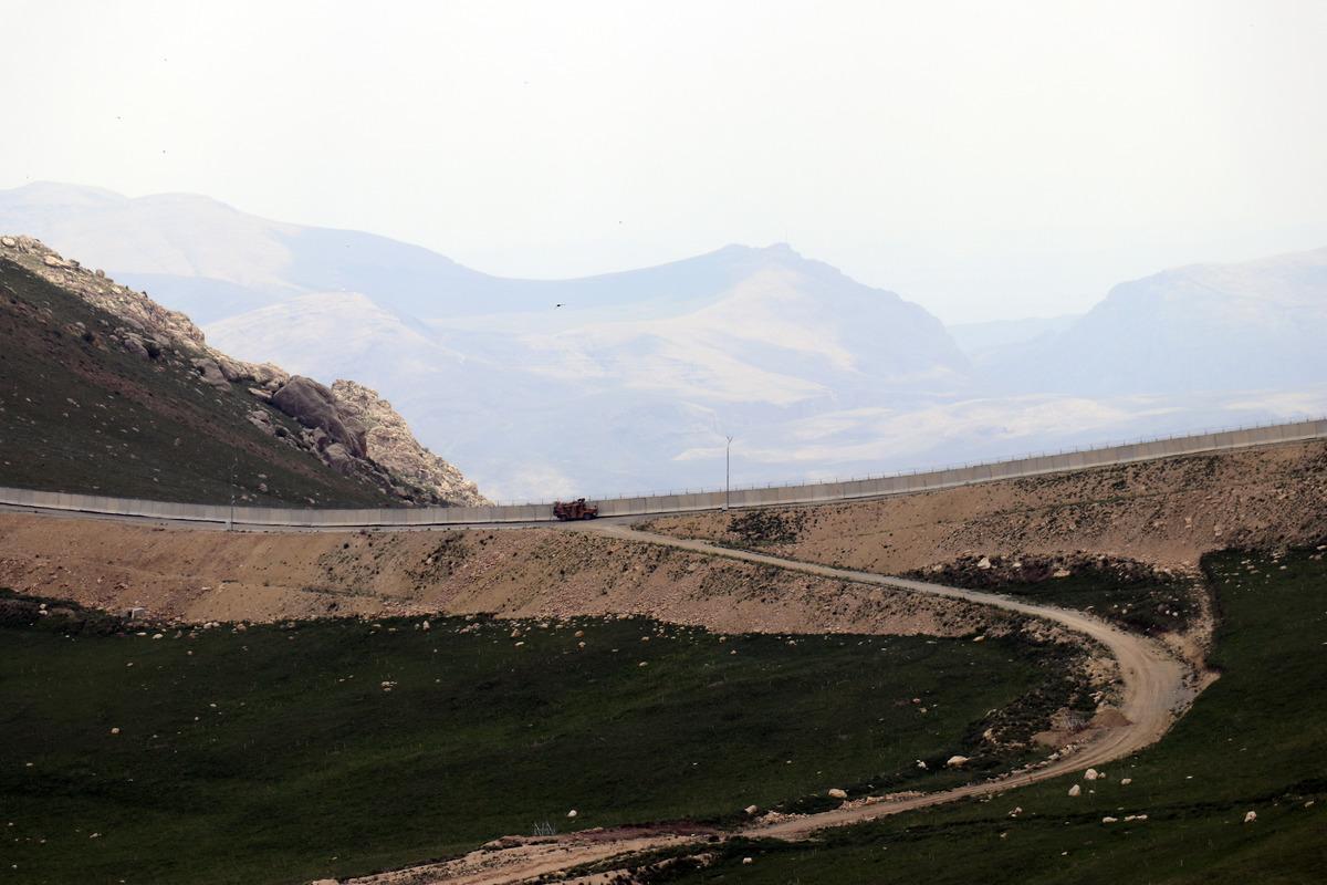 T&uuml;rkiye-İran sınırı kamera ve sismik sens&ouml;rlerle gece g&uuml;nd&uuml;z g&ouml;zetleniyor