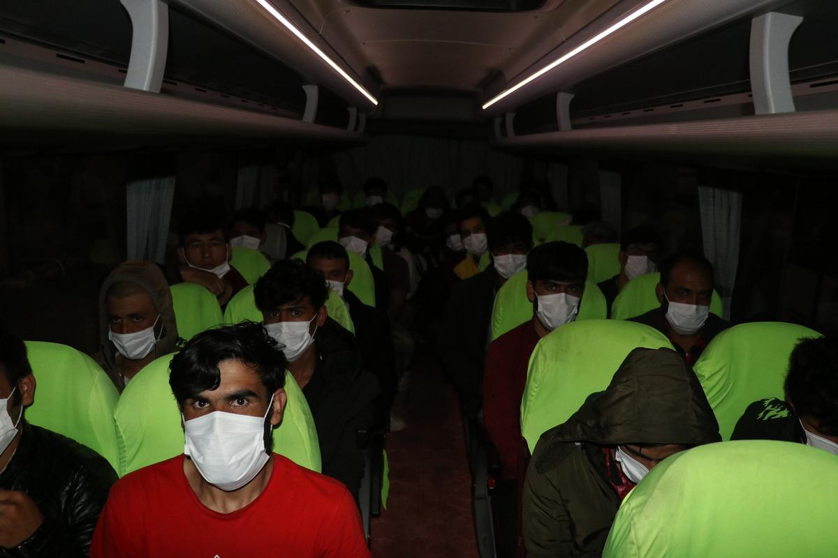 Iğdır'dan 103 Afgan d&uuml;zensiz g&ouml;&ccedil;men daha &uuml;lkelerine g&ouml;nderildi