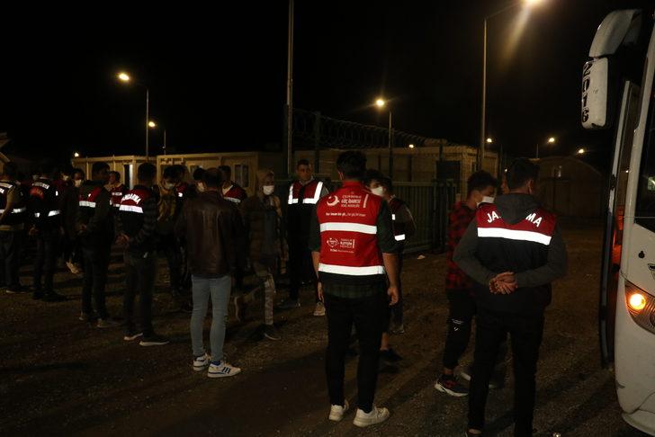 Iğdır'dan 103 Afgan düzensiz göçmen daha ülkelerine gönderildi G3