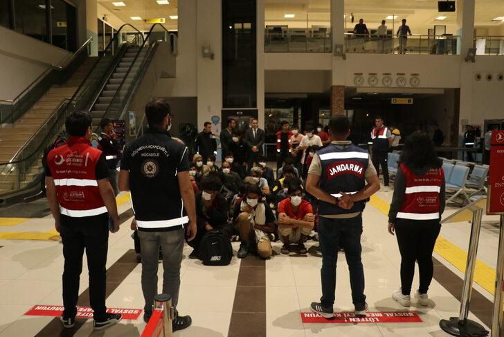 Iğdır'dan 103 Afgan düzensiz göçmen daha ülkelerine gönderildi G5