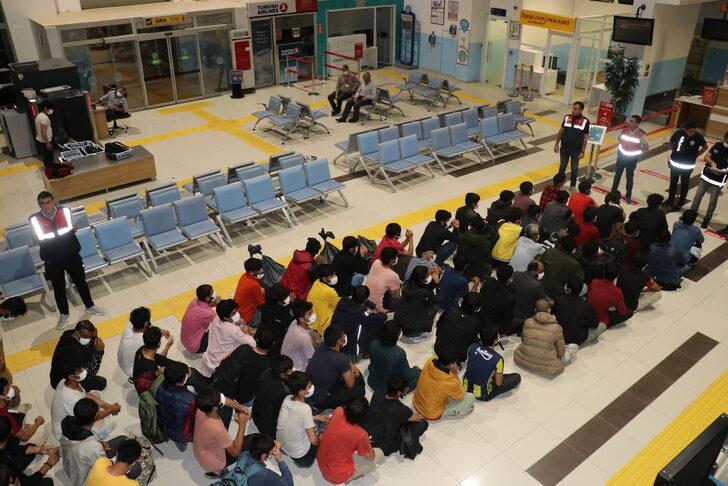 Iğdır'dan 103 Afgan düzensiz göçmen daha ülkelerine gönderildi G4