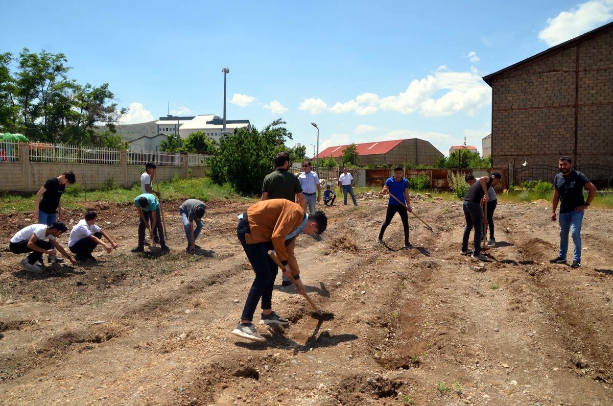 Muş'ta atıl durumdaki okul arazisi bostana d&ouml;n&uuml;şt&uuml;r&uuml;ld&uuml;