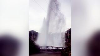 Antalya’da patlayan su borusu metrelerce yükseğe fışkırdı!