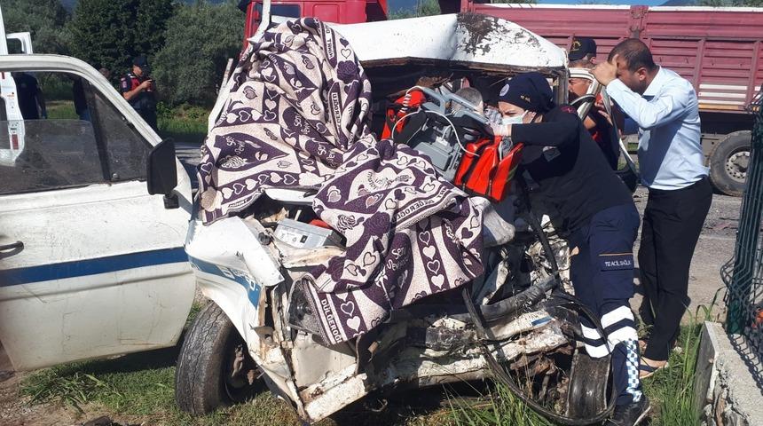 Aydın'da otomobil ve tıra çarpan kamyonetin sürücüsü öldü