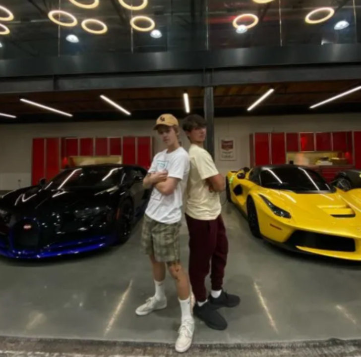 Sadece 15 yaşında! Milyon dolarlık araba koleksiyonunu gösterdi G1